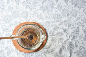 lemoniada napj lawendowy drink lavender lavanda napitak bolest choroba depresja na dobranoc bezsenność miód dzbanek szklany podkładka korkowa drewniana łyżeczka mieszadełko